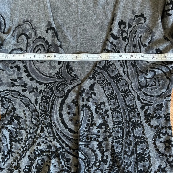 Deep V front, light weight paisley patterned sweater. - Picture 4 of 8